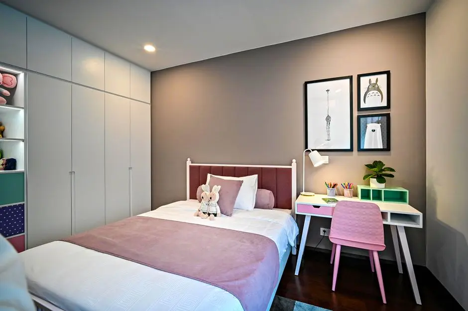 Kamar kos kampus sederhana dengan meja belajar dan tempat tidur